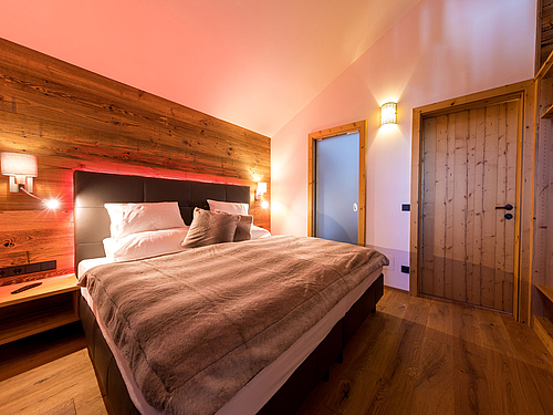 Großes Schlafzimmer mit eigenem Bad und Terrasse